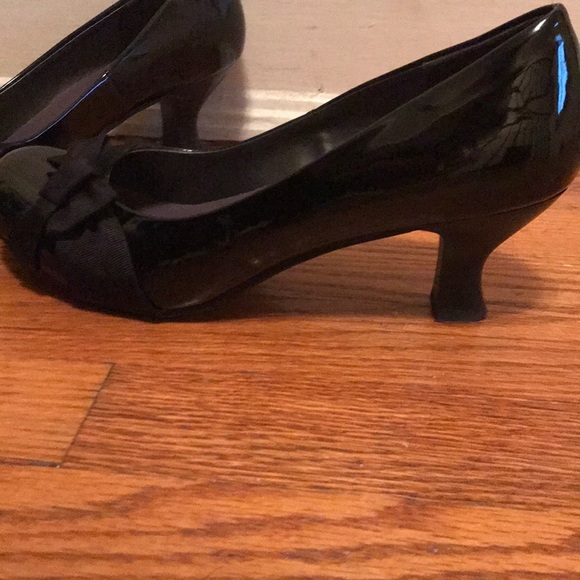Pop patent leather dress heels w bow accent - Picture 4 of 4
